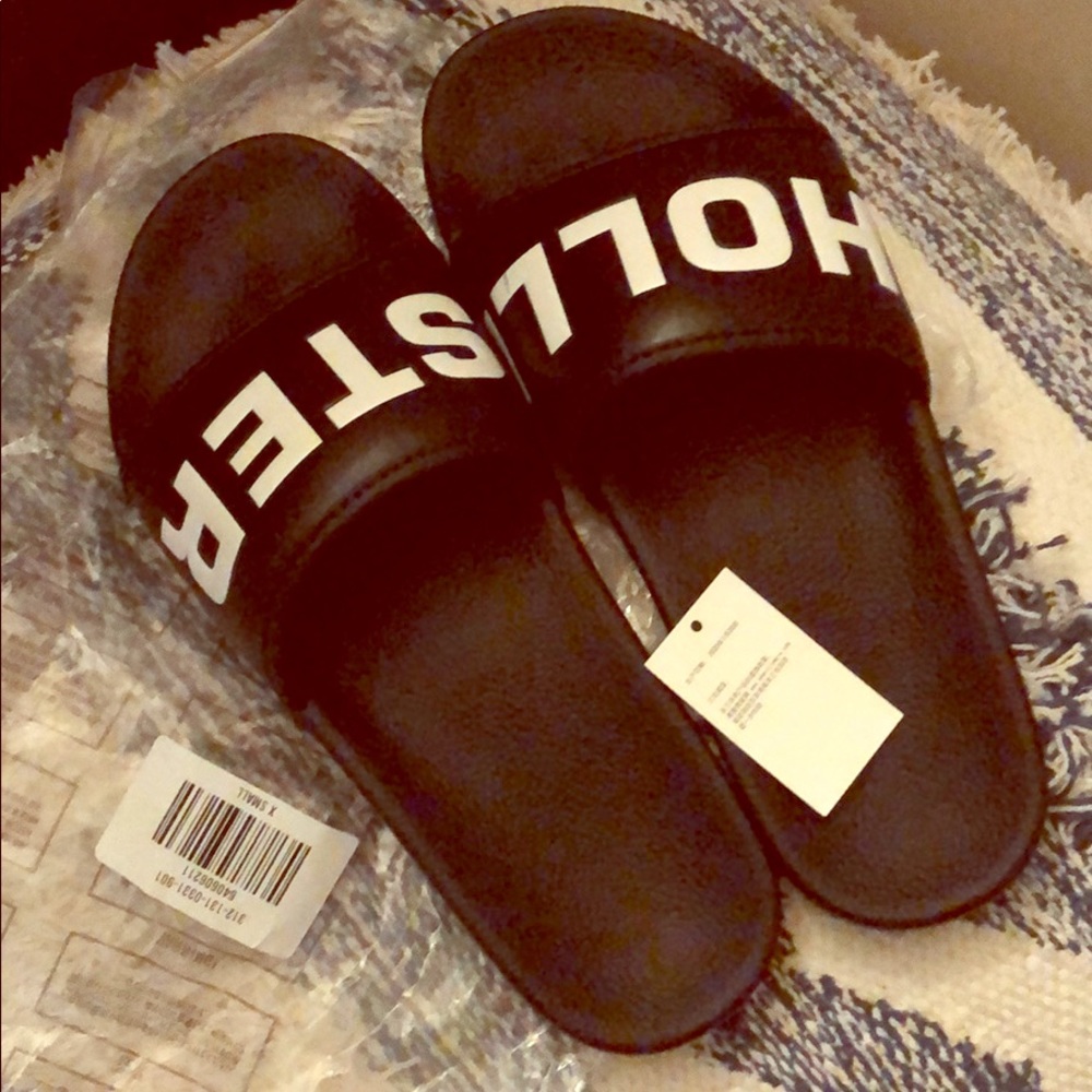 Hollister men’s flip flops
